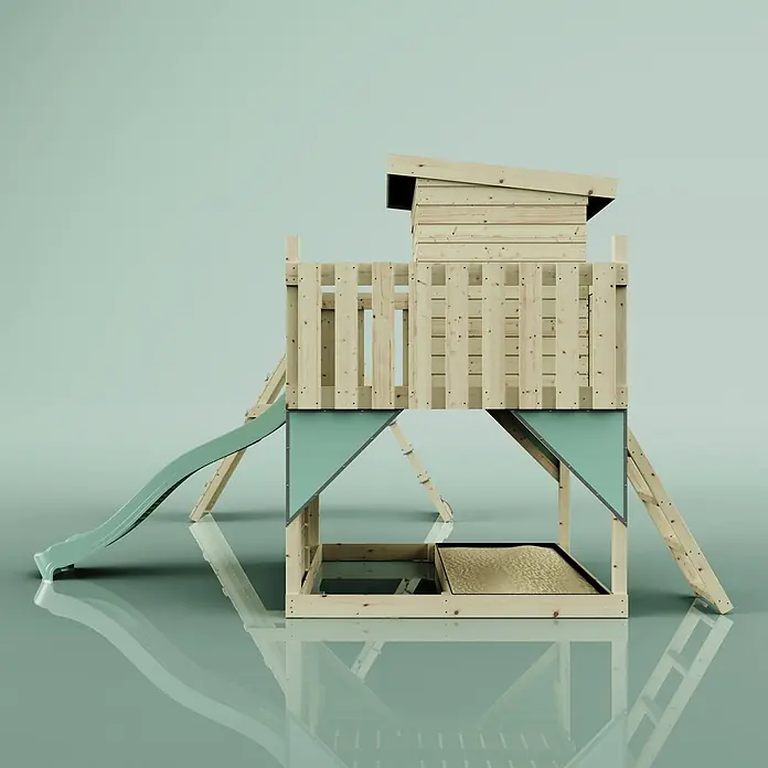 OutdoorToys Kinderspielturm Frida Trapezstange; - Holz, Grün - Hölzernes Kinderspielhaus mit erhöhter Struktur, hellgrüner Rutsche und integriertem Sandkasten darunter.