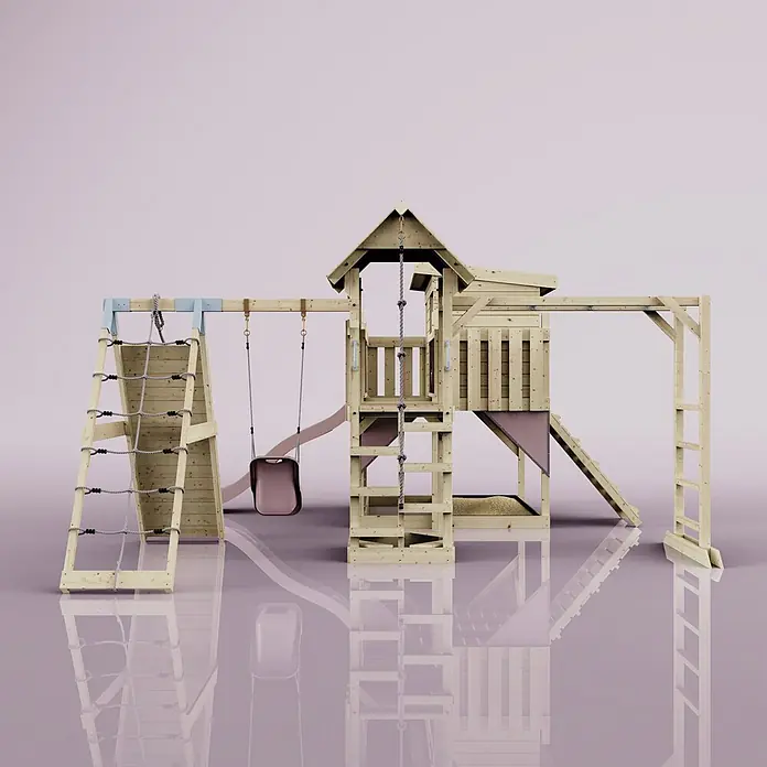 OutdoorToys Kinderspielturm Polarplay Bene - L x B x H: 490 x 503 x 274 cm, Rosa - Multifunktionaler Holzspielturm mit Schaukel, Rutsche, Kletternetz, Sandkasten und Klettergerüst, hellblauen Akzenten und rosa Rutsche.