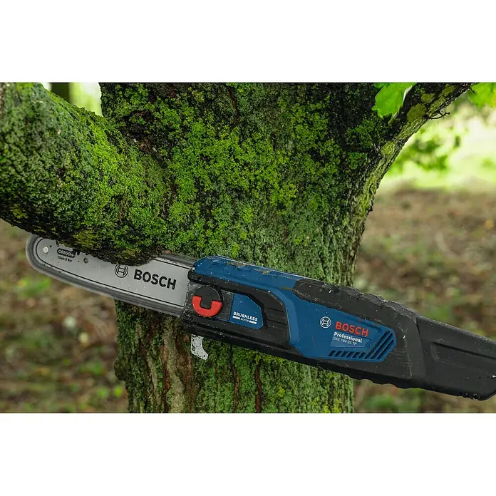 Bosch Professional AMPShare 18V Akku-Hochentaster GKE 18V-25 TP - 18 V, Ohne Akku, Schwertlänge: 25 cm - Blau-schwarze Bosch Professional Kettensäge schneidet in einen moosbewachsenen Baumstamm.