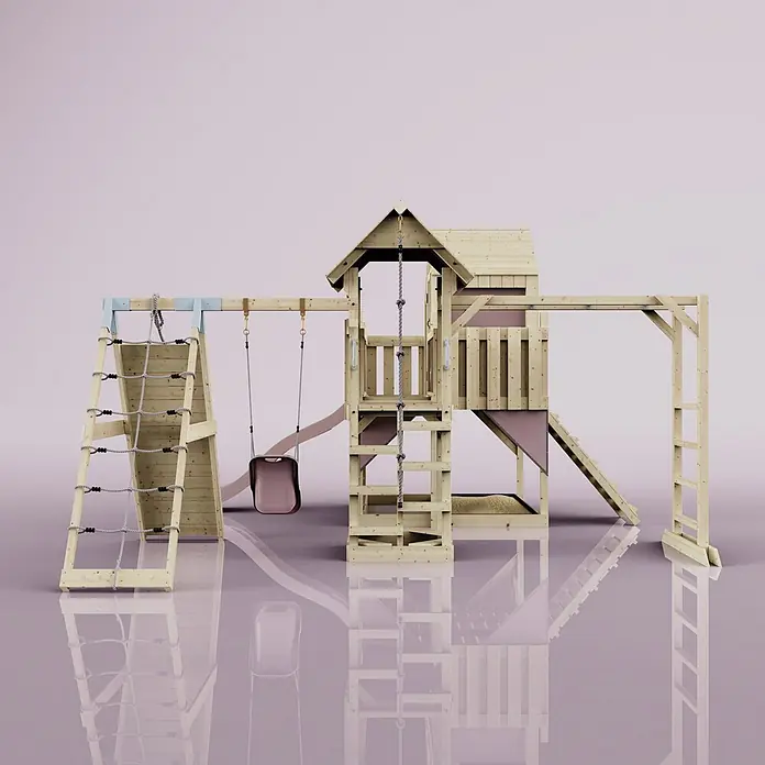 OutdoorToys Kinderspielturm Polarplay Bo - L x B x H: 490 x 503 x 291 cm, Rosa - Hölzerner Kinderspielplatz mit Haus, Kletternetz, Schaukeln, Rutsche und Sandkasten, in Naturholz mit rosa Akzenten.