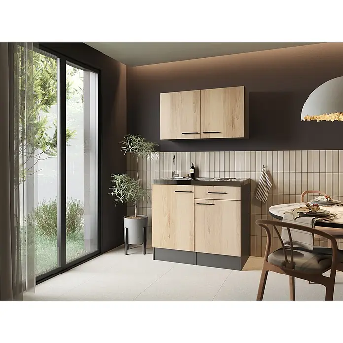 Respekta Miniküche Oliver - Breite: 100 cm, Artisan Eiche Nachbildung, Mit Duo-Kochmulde, Mit Oberschrank - Kompakte Küche mit hellen Holz-Optik-Schränken, Spüle und Kochfeldern, integriert in einen modernen Essbereich mit Marmortisch und großem Fenster.