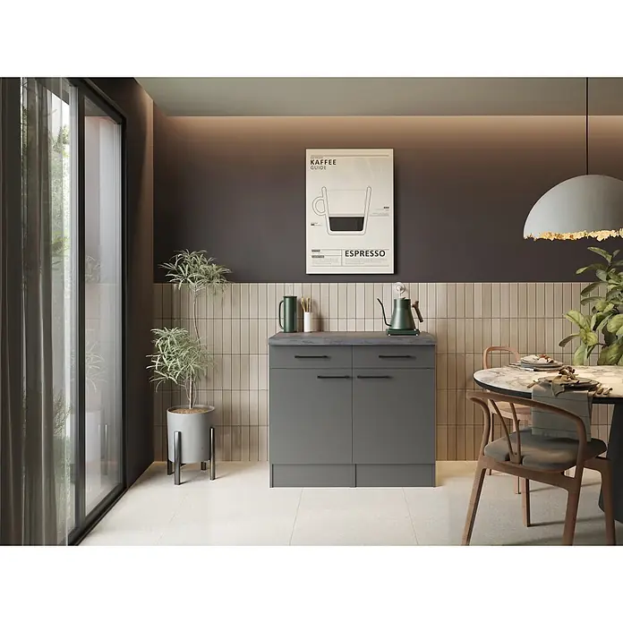 Respekta Oliver Sideboard - Breite: 100 cm, Grau Matt, Ohne Oberschrank - Dunkelgrauer Unterschrank mit dunkelgrauer Arbeitsplatte und schwarzen Griffen, in einer modernen Küche.