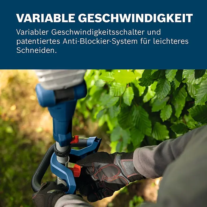 Bosch Professional AMPShare 18V Teleskop-Heckenschere GHE18V-50 FP - 18 V, Li-Ionen, Anzahl Akkus: Ohne Akku - Person in Handschuhen bedient einen blauen und grauen Gartentrimmer mit variabler Geschwindigkeit für leichteres Schneiden.