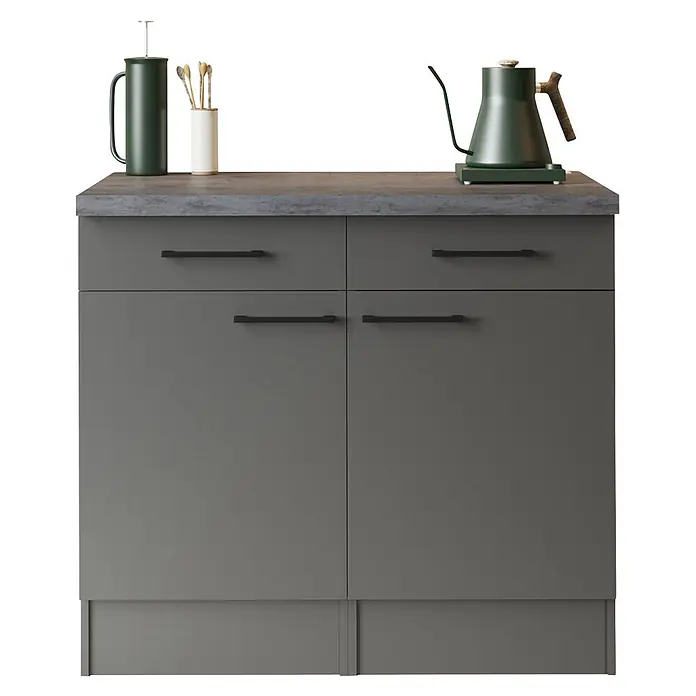 Respekta Oliver Sideboard - Breite: 100 cm, Grau Matt, Ohne Oberschrank - Dunkelgrauer Küchenunterschrank mit zwei Schubladen und zwei Türen. Graue Arbeitsplatte mit grüner French Press, weißem Utensilienhalter und grünem Schwanenhalskessel.