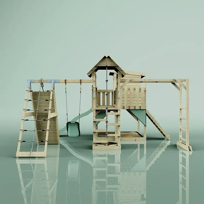 OutdoorToys Kinderspielturm Polarplay Tessa - L x B x H: 490 x 503 x 274 cm, Grün - Holzspielplatz mit Kletternetz, Rutsche, Schaukeln und Sandkasten aus Naturholz mit grünen und blauen Akzenten.