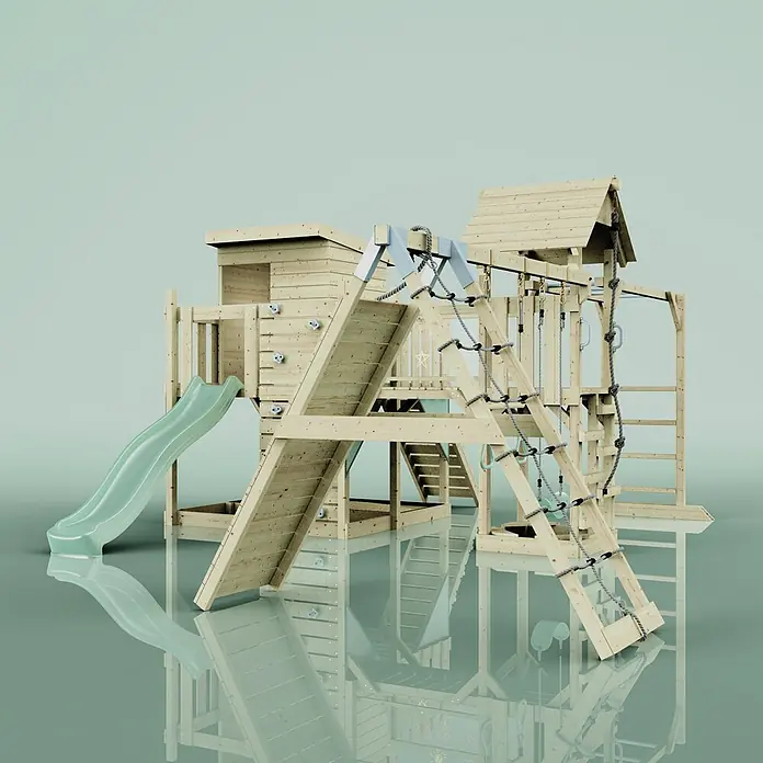 OutdoorToys Kinderspielturm Lars Trapezschaukel; - Holz, Grün - Hölzernes Kinderspielgerät mit grüner Rutsche, Kletterwand, Strickleiter und Schaukeln, gespiegelt auf glänzender Oberfläche.