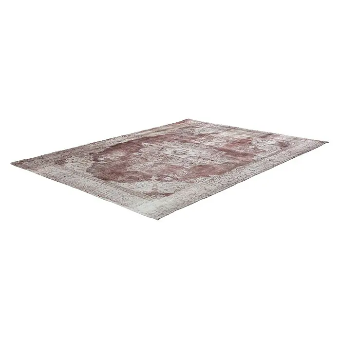 Kayoom Kurzflorteppich Vintage - Rot/Beige, 200 x 140 cm, 100 % Polyacryl - Detailaufnahme eines rechteckigen, gemusterten Teppichs mit floralem Design in gedeckten Farben. Der Teppich liegt auf einem dunklen Untergrund.