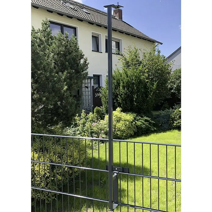 WMT Eindrehhalterung Universal - Anthrazit - Ein grauer Metallzaun mit einem Pfosten vor einem Haus mit grünen Büschen und einem Rasen. Er bietet Sicherheit und Privatsphäre für das Grundstück.