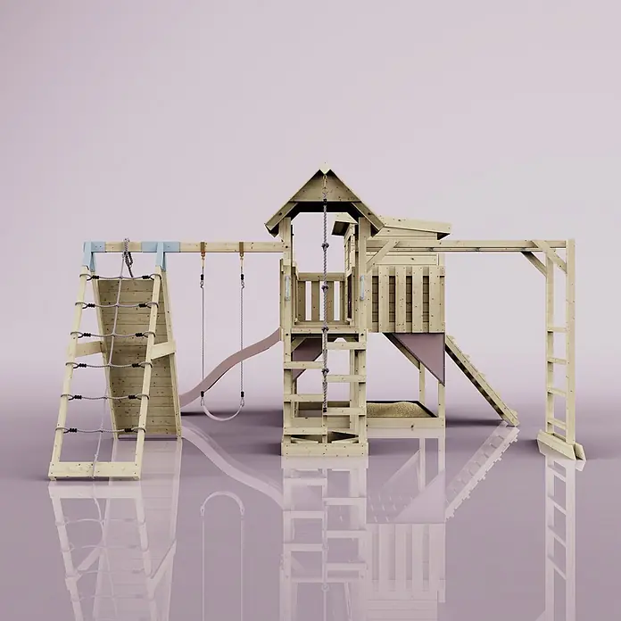 OutdoorToys Kinderspielturm Polarplay Bene - L x B x H: 490 x 503 x 274 cm, Rosa - Hölzernes Kinderspielgerät mit Kletternetz, Schaukel, Rutsche und Spielhaus, mit hellblauen Akzenten und Sandkasten.