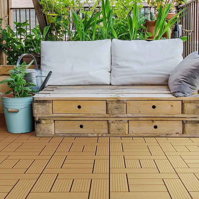 ECD Germany Terrassenfliese Bodenbelag 4m²/44 Stück Teak rutschfest Balkonfliesen - 30 cm x 30 cm x 20 mm, Teak - Holzpalettenbank mit weißen Kissen und Schubladen, als Sitzgelegenheit im Balkongarten.