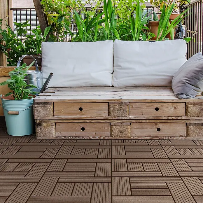 ECD Germany Terrassenfliese Bodenbelag 4m²/44 Stück Dunkelbraun rutschfest Balkonfliesen - 30 cm x 30 cm x 20 mm, Dunkelbraun - Braune Klickfliesen mit Holzmaserung als Außenboden auf einem Balkon.