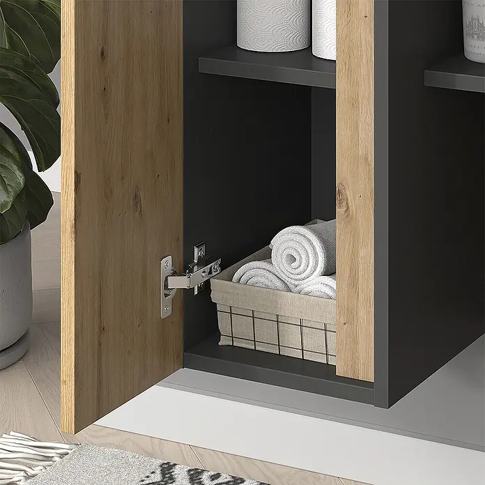 Vicco Badmöbel-Set Edelin Anthrazit/Artisan 4 Teile - Anthrazit, Matt - Offene Schranktür in Holzoptik zeigt dunkelgraue Ablagen mit gerollten Handtüchern und Toilettenpapier.