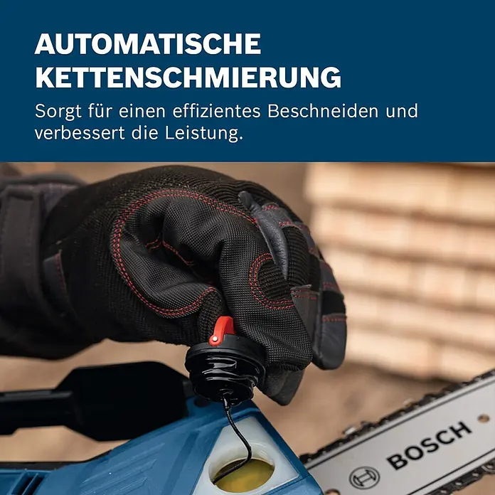 Bosch Professional AMPShare 18V Akku-Astsäge GKE 18V-20 - 18 V, Ohne Akku, Schwertlänge: 20 cm - Eine behandschuhte Hand füllt den Ölbehälter einer blauen Bosch Kettensäge mit automatischer Kettenschmierung nach.