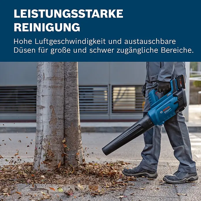 Bosch Professional AMPShare 18V Akku-Laubbläser GBL 18V-800 - 18 V, Ohne Akku, Blasgeschwindigkeit: 200 km/h, Blasleistung: 800 m³/h, Länge: 85,5 cm - Eine Person benutzt einen blau-schwarzen Bosch Professional Laubbläser, um Laub vom Boden zu entfernen.