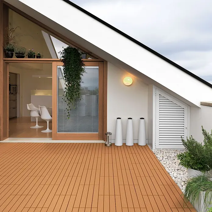 ECD Germany Terrassenfliese Bodenbelag 1m²/6 Stück Hellbraun rutschfest Balkonfliesen - Hellbraun - Braune modulare Terrassenplatten bilden eine einladende Außenterrasse, die mit einem Wohnbereich verbunden ist.