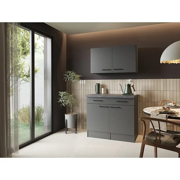 Respekta Oliver Sideboard - Breite: 100 cm, Grau Matt, Mit Oberschrank - Moderne Küche mit dunkelgrauen Unter- und Hängeschränken, integriert in einen Essbereich mit großem Fenster.