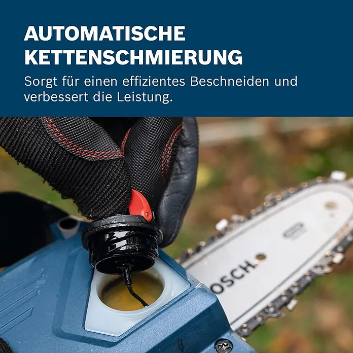 Bosch Professional AMPShare 18V Akku-Astsäge GKE 18V-15 - 18 V, Ohne Akku, Schwertlänge: 15 cm - Behandschuhte Hand füllt das automatische Kettenschmiersystem einer blauen Bosch Kettensäge nach. Für effizientes Beschneiden und verbesserte Leistung.