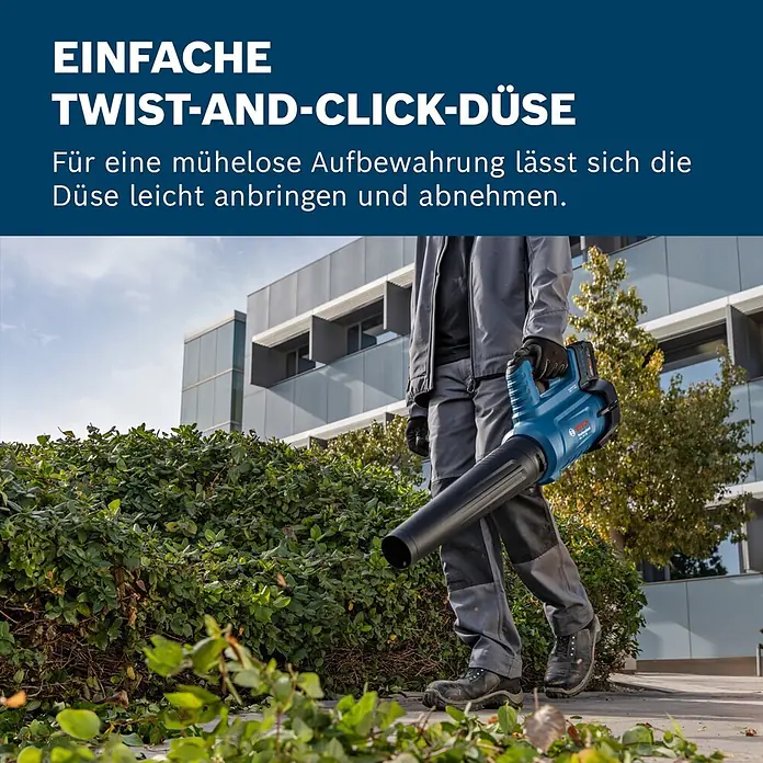 Bosch Professional AMPShare 18V Akku-Gebläse GBL 18V-750 - 18 V, Ohne Akku, Blasgeschwindigkeit: 198 km/h - Person nutzt blau-schwarzen Bosch Laubbläser, um Schnittgut von einem Weg neben einer Hecke zu entfernen.