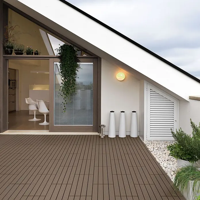 ECD Germany Terrassenfliese Bodenbelag 2m²/12 Stück Dunkelbraun rutschfest Balkonfliesen - 60 cm x 30 cm x 20 mm, Dunkelbraun - Dunkelbraune Terrassenfliesen auf einer modernen Außenterrasse.