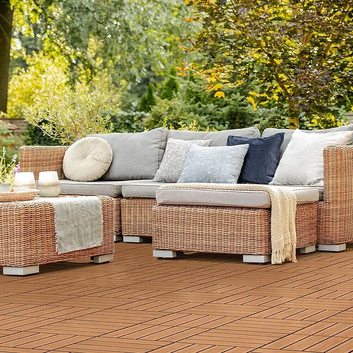 ECD Germany Terrassenfliese Bodenbelag 4m²/44 Stück Hellbraun rutschfest Balkonfliesen - 30 cm x 30 cm x 20 mm, Hellbraun - Hellbraunes Outdoor-Sofa und Couchtisch aus Korbgeflecht mit grauen Kissen, bildet eine gemütliche Terrassensitzgruppe.