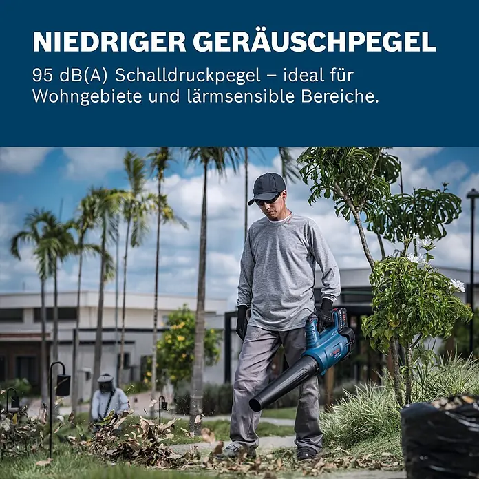 Bosch Professional AMPShare 18V Akku-Gebläse GBL 18V-750 - 18 V, Ohne Akku, Blasgeschwindigkeit: 198 km/h - Eine Person nutzt einen blau-schwarzen Bosch Laubbläser zum Entfernen von Laub, was seinen niedrigen Geräuschpegel hervorhebt.