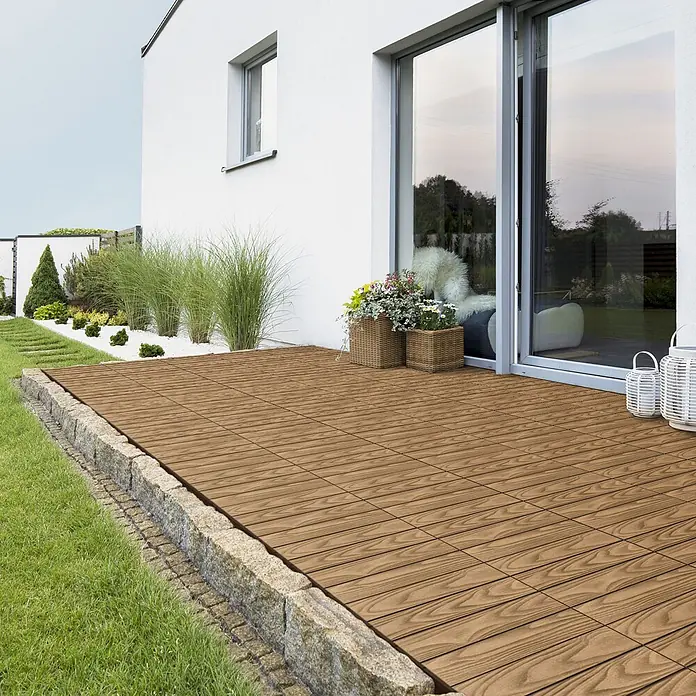 ML-Design Terrassenfliese Bodenbelag 3m²/33 Stück Teak rutschfest Balkonfliesen - 30 cm x 30 cm x 20 mm, Teak - Braune Holz-Terrassenfliesen bilden einen Außenbereich neben einem Haus.