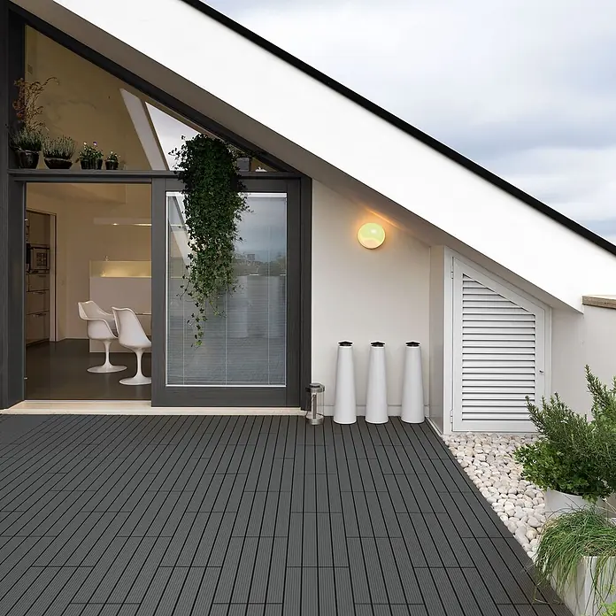 ECD Germany Terrassenfliese Bodenbelag 1m²/6 Stück Anthrazit rutschfest Balkonfliesen - 60 cm x 30 cm x 20 mm, Anthrazit - Dunkelgraues WPC-Terrassendeck auf einer modernen Außenterrasse, bietet einen stilvollen und robusten Boden.