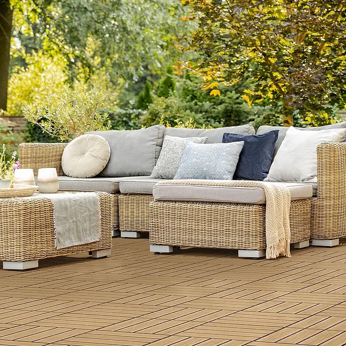 ECD Germany Terrassenfliese Bodenbelag 3m²/33 Stück Teak rutschfest Balkonfliesen - 30 cm x 30 cm x 20 mm, Teak - Geflecht-Lounge-Set für draußen mit grauen Kissen auf Holzterrasse im Garten.
