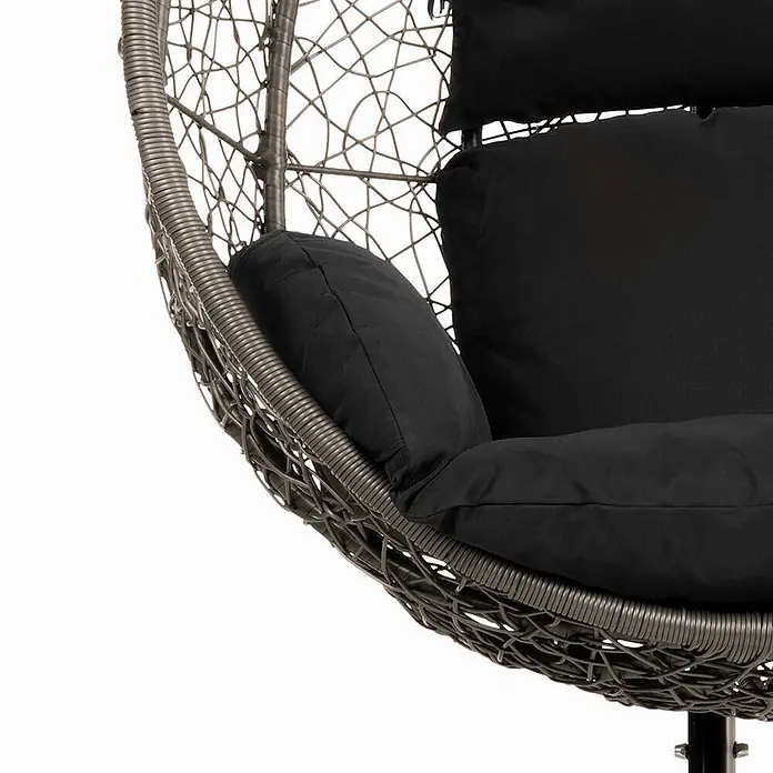 Home Deluxe Hängesessel CIELO Kissen - Kunststoff, Schwarz - Nahaufnahme eines grauen Hängesessels aus Polyrattan mit schwarzen Plüschkissen.