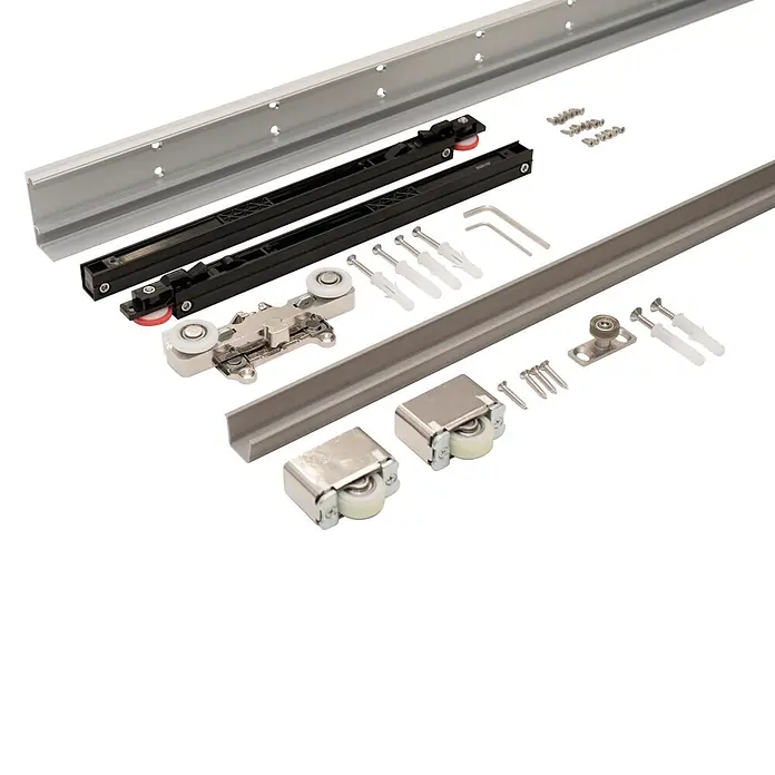 Entravia Schiebetür-Komplettset CleanSlide - 1.067 x 2.200 mm, Verkehrsweiß, Röhrenspan - Komplettset für Schiebetüren: silberne Aluminiumschienen, schwarze Soft-Close-Mechanismen, Metallrollen mit weißen Rädern und Befestigungsmaterial.