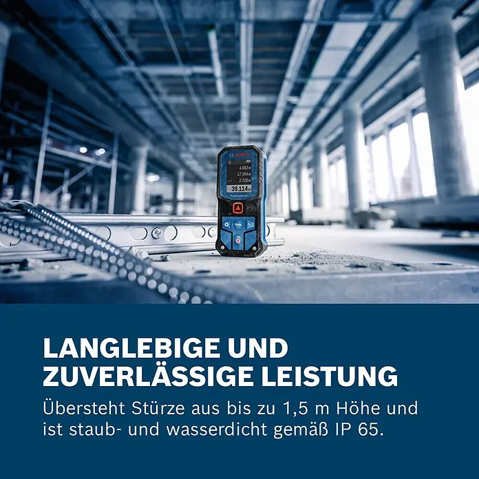 Bosch Professional Laserentfernungsmesser GLM 40-31 - Messgenauigkeit: Typisch: ± 1,5 mm, Mit Batterien - Ein blau-schwarzer Bosch Laser-Entfernungsmesser zeigt Messungen auf einer Baustelle, was seine Robustheit unterstreicht.