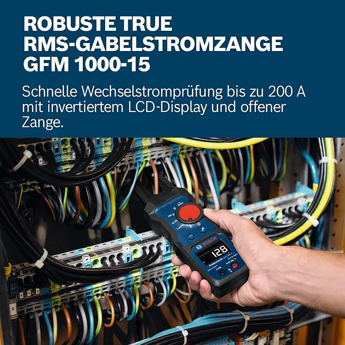 Bosch Professional Stromzange GFM 1000-15 - 1.000 V, Blau, Schwarz - Eine Hand hält eine blau-schwarze Bosch True RMS Gabelstromzange GFM 1000-15, die '12.8' anzeigt, neben einem Verteilerkasten mit bunten Kabeln.