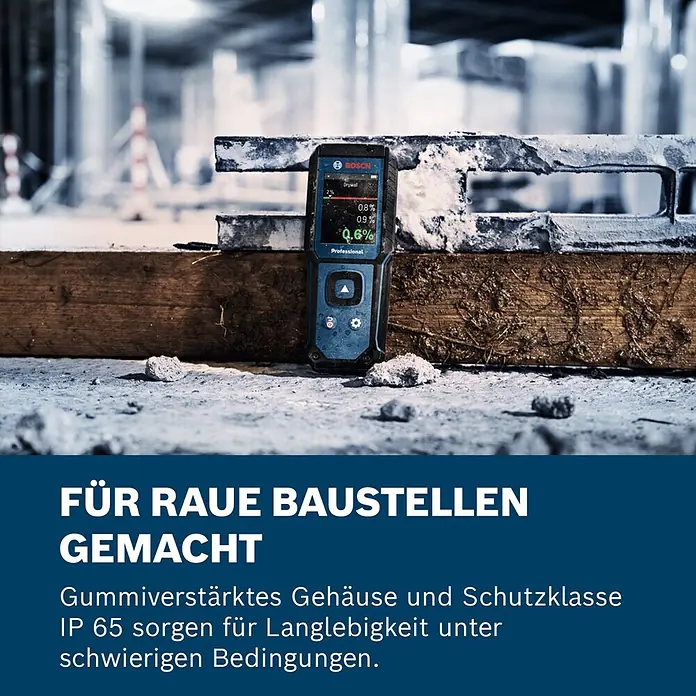 Bosch Feuchtigkeitsmessgerät GMM 1-15 - Messgenauigkeit: ± 0,4 mm/m, Mit Batterien - Blau-schwarzes, gummiverstärktes Bosch Feuchtigkeitsmessgerät mit Display auf Baustelle.