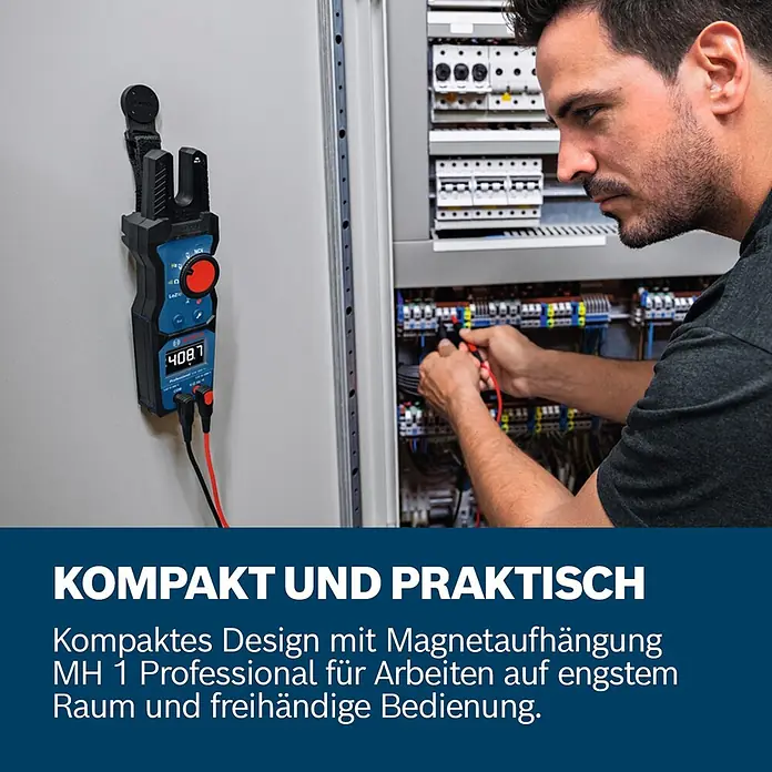 Bosch Professional Stromzange GFM 1000-15 - 1.000 V, Blau, Schwarz - Blau-schwarzes Bosch Zangenmessgerät magnetisch an Schaltschrank befestigt, von Elektriker in engem Raum genutzt.