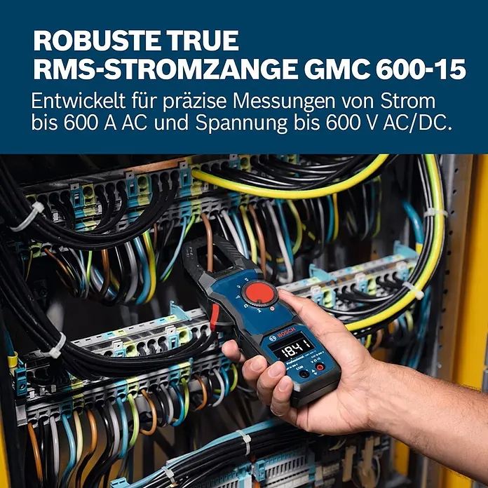 Bosch Professional Stromzange GMC 600-15 - 600 V, Blau, Schwarz - Blaue und schwarze Bosch True RMS Stromzange GMC 600-15, in einer Hand Strom in Schalttafel messend.