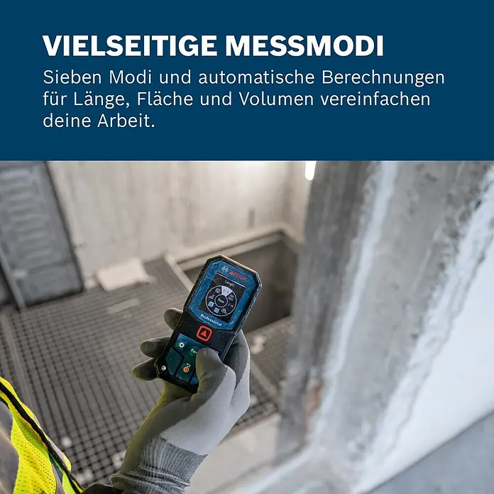 Bosch Professional Laserentfernungsmesser GLM 40-31 - Messgenauigkeit: Typisch: ± 1,5 mm, Mit Batterien - Eine behandschuhte Hand hält ein schwarzes Bosch Laser-Messgerät mit blauem Bildschirm, der Messmodi in einer Bauumgebung anzeigt.