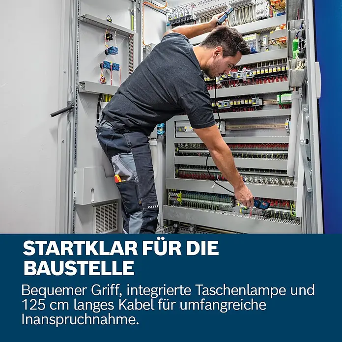 Bosch Professional Spannungsprüfer GVT 1000-15 - 1.000 V, Blau, Schwarz - Mann nutzt ein blau-schwarzes elektrisches Prüfgerät in einem Schaltschrank für Installationsarbeiten.