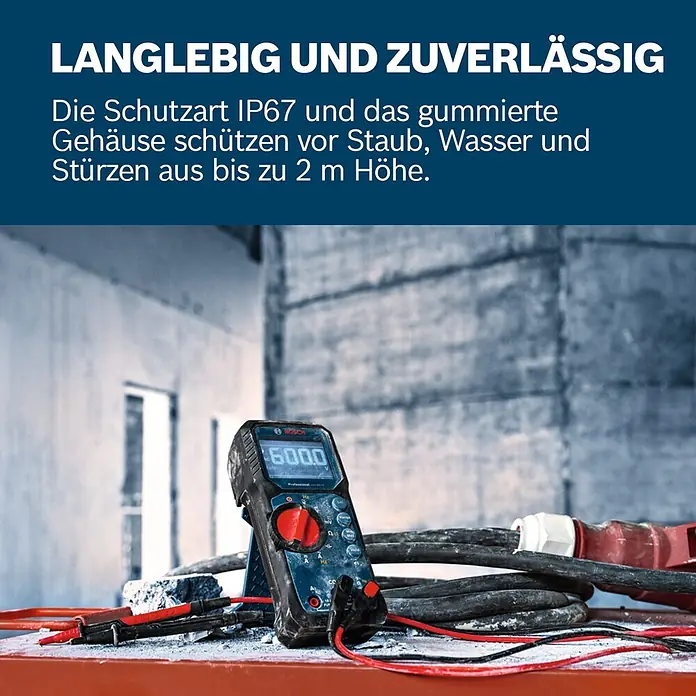 Bosch Professional Digital-Multimeter GDM 600-15 - 600 V, Blau, Schwarz - Robuster Bosch Professional Multimeter (dunkelblau/schwarz mit roten Akzenten) in gummierter Hülle auf einer Baustelle.