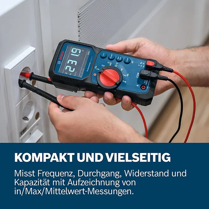 Bosch Professional Digital-Multimeter GDM 600-15 - 600 V, Blau, Schwarz - Hände nutzen ein blaues Bosch Multimeter, um Spannung aus einer Steckdose zu messen. Anzeige: 231,9V.