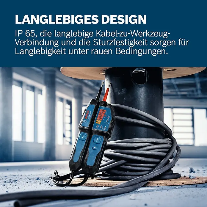 Bosch Professional Spannungsprüfer GVT 1000-15 - 1.000 V, Blau, Schwarz - Zwei blaue und schwarze Bosch Professional Spannungsprüfer auf einem Holzelement mit aufgerollten Kabeln in industrieller Umgebung.