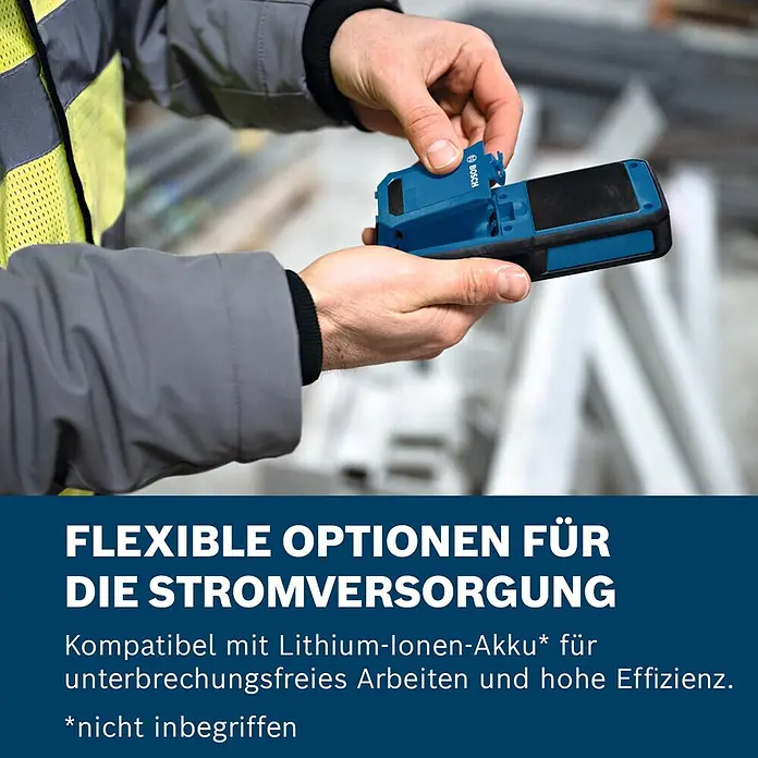 Bosch Feuchtigkeitsmessgerät GMM 1-15 - Messgenauigkeit: ± 0,4 mm/m, Mit Batterien - Eine Person in Arbeitskleidung hält ein blau-schwarzes Bosch-Messgerät und öffnet ein Fach für dessen Akku.