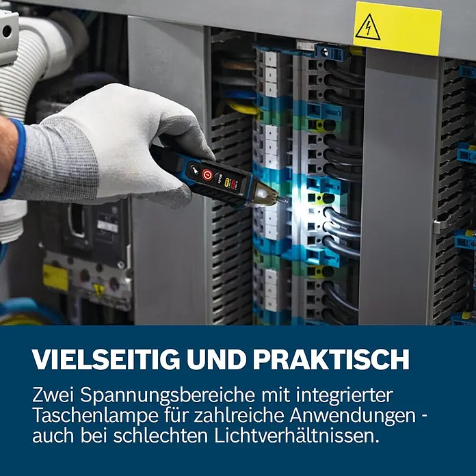 Bosch Professional Spannungsprüfer GVD 1000-17 - 24 V - 1.000 V, Blau, Schwarz - Ein weißbehandschuhter Techniker prüft mit einem schwarz-blauen Spannungsprüfer mit integrierter Taschenlampe eine Schalttafel.