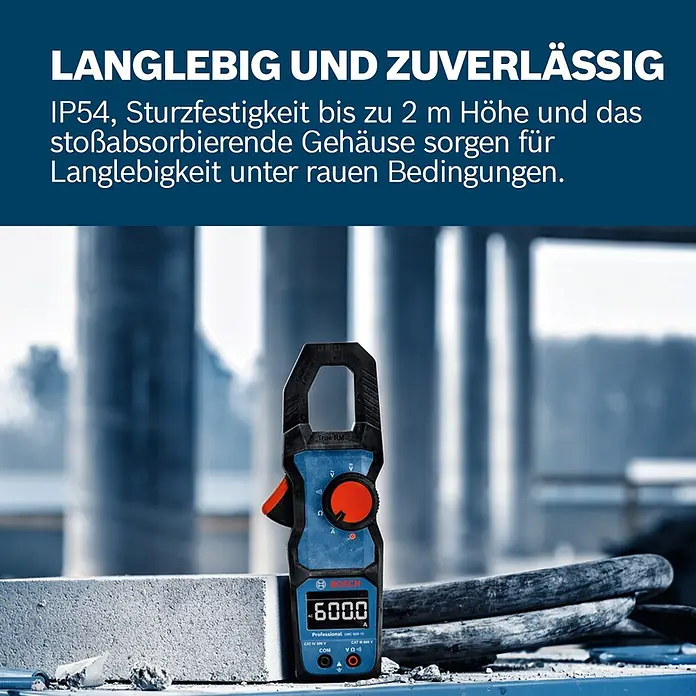 Bosch Professional Stromzange GMC 600-15 - 600 V, Blau, Schwarz - Robustes blau-schwarzes Bosch Zangenmessgerät GMC 600-15 mit Anzeige 600.0 in rauer Umgebung.