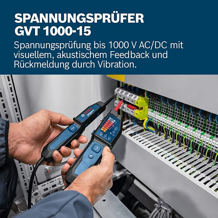 Bosch Professional Spannungsprüfer GVT 1000-15 - 1.000 V, Blau, Schwarz - Hände verwenden einen blau-schwarzen Bosch GVT 1000-15 Spannungsprüfer zur Prüfung einer Schalttafel.