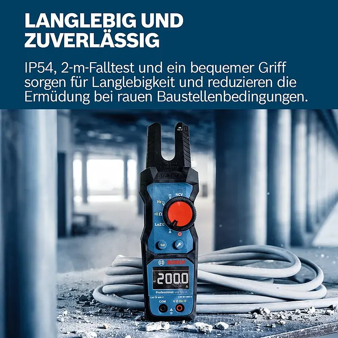 Bosch Professional Stromzange GFM 1000-15 - 1.000 V, Blau, Schwarz - Blau-schwarze Bosch Professional Stromzange auf Betonboden mit Kabel, betont robuste Bauweise für Baustellen.