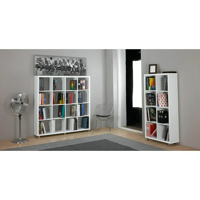 Estantería de madera Kubox - Al x An x Pr: 83 x 111 x 29 cm, Número de baldas: 6 ud., Blanco - Dos estanterías blancas están en una habitación, la más grande tiene 16 compartimentos y la más pequeña tiene 8 compartimentos.
