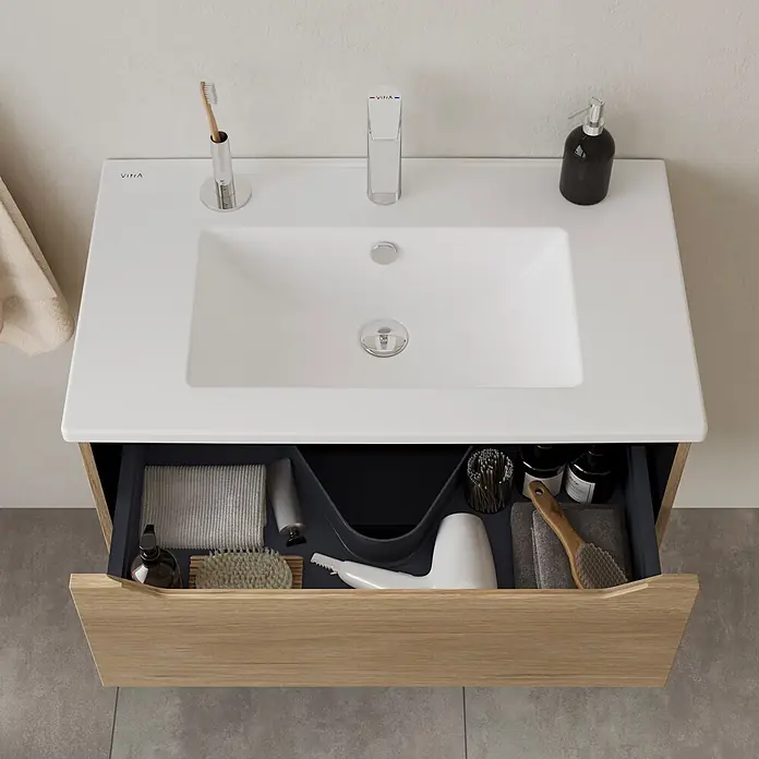 VitrA Integra Square Badmöbel-Set - Gesamtbreite Badmöbel: 80 cm, Eiche Gold - Moderner Waschtisch mit weißem Waschbecken und hellem Holzschrank, offene Schublade mit Badutensilien.