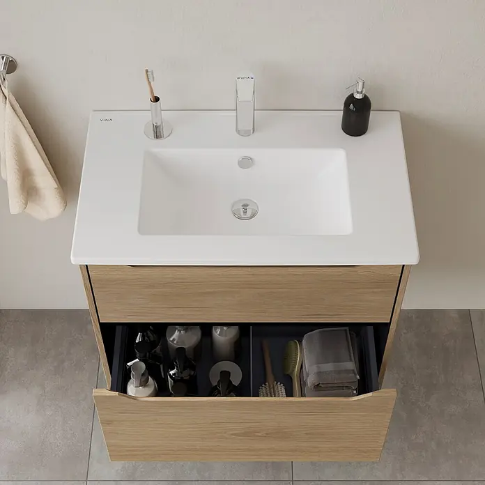 VitrA Integra Square Badmöbel-Set - Gesamtbreite Badmöbel: 80 cm, Eiche Gold - Weißer Badezimmerschrank mit hellbraunem Holz-Design und offener Schublade mit organisierten Badartikeln und Handtüchern.