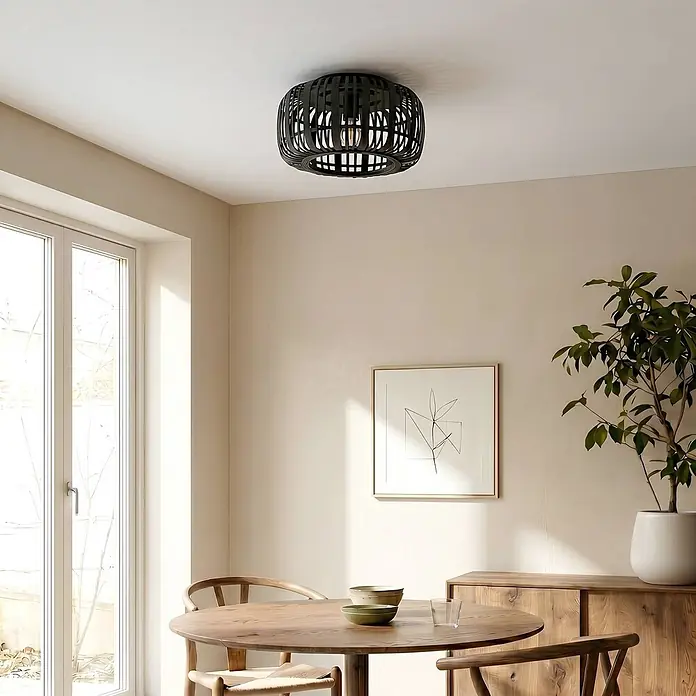 Lindby Deckenleuchte Canyana - Holz dunkel, E27 - Schwarze Deckenleuchte mit Lattenrost-Design. An der Decke über einem Esstisch montiert.