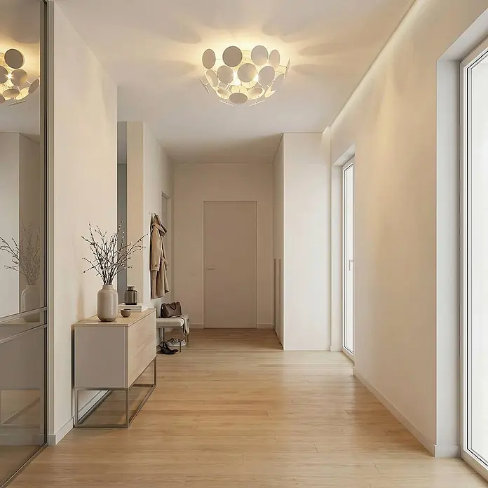 Lindby Deckenleuchte Kinan - weiß / opal, E14 - Moderne Deckenleuchte mit weißen runden Scheiben beleuchtet einen minimalistischen Flur.